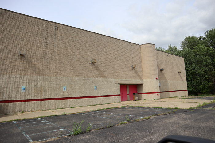 Regal Lansing Mall Stadium 12 & RPX - May 22 2022 Photo (newer photo)
